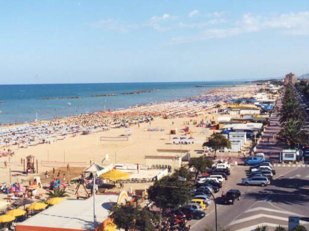 hotelpalmarosa de super-promotion-juli-auf-dem-meer-im-hotel-ein-roseto-degli-abruzzi-mit-strand 017